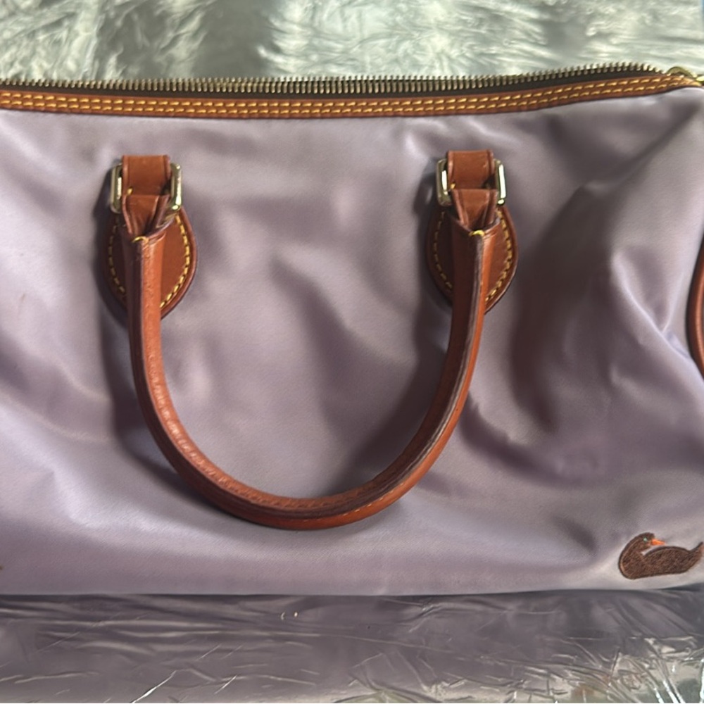 Es una cartera muy bonita ha sido de poco uso